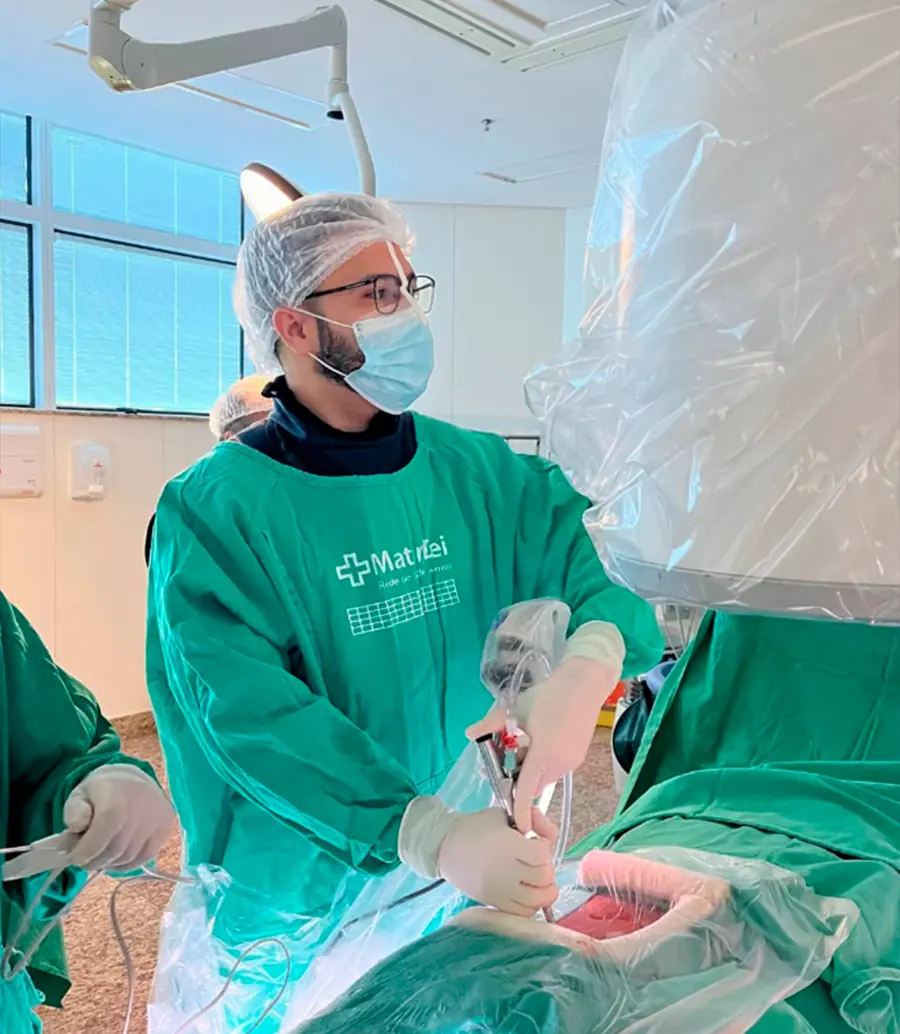 Dr. Caio Siqueira durante procedimento cirúrgico