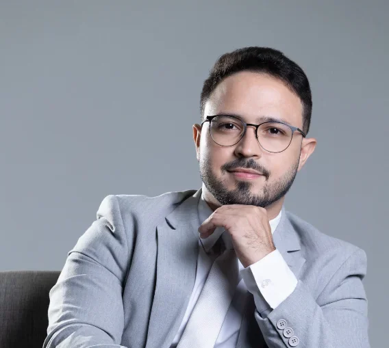 Retrato do Dr. Caio Siqueira de terno cinza